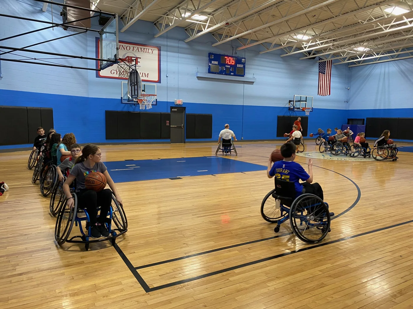 Spelers van de Buffalo Rims oefenen rolstoelbasketbal in een sporthal