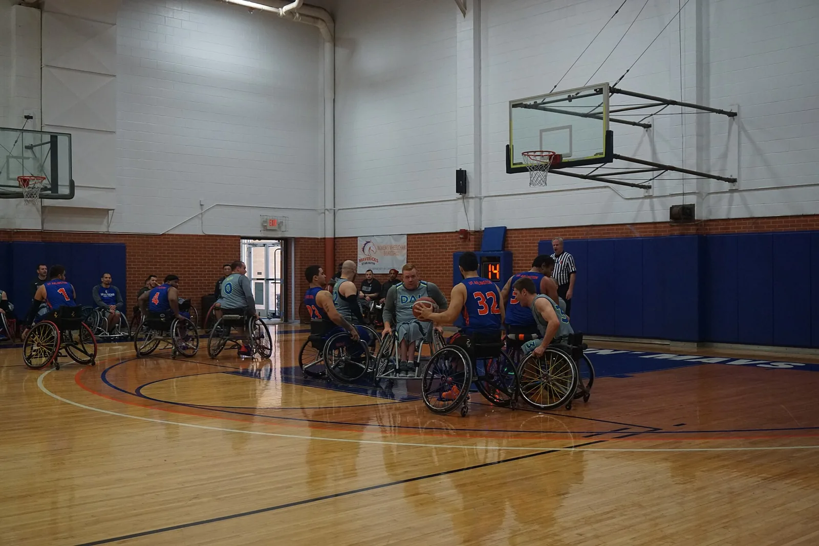 Rolstoelbasketballers in actie tijdens een wedstrijd tussen Dallas en UT Arlington
